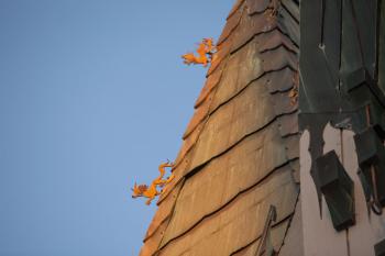 TCL Chinese Theatre, Hollywood, Los Angeles: Hollywood: Dragons on pagoda roof