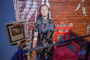 TCL Chinese Theatre, Hollywood, Los Angeles: Hollywood: Wax figure in Lobby