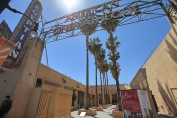 Egyptian Theatre, Hollywood, Los Angeles: Hollywood: Forecourt Entrance from street