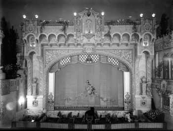 Proscenium Closeup, courtesy <i>Graeme McBain</i> (JPG)