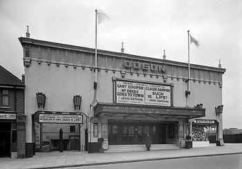 Exterior 1936 or later, courtesy Cinema Treasures user <i>Granola</i> (JPG)