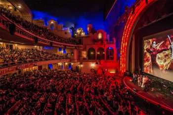 Le Grand Rex: Auditorium from House Right, courtesy <i>A.hellmann via Urbansider</i>