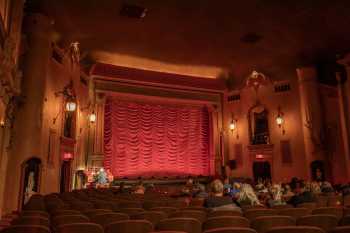 Music Box Theatre: Dennis Scott at the organ console