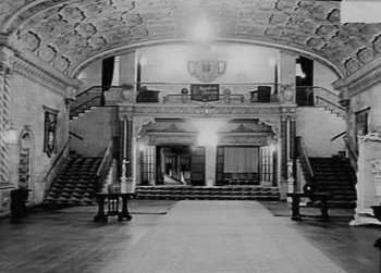 Lobby, courtesy Cinema Treasures user <i>johngleeson</i> (JPG)