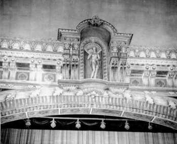 Proscenium Closeup, courtesy Cinema Treasures user <i>johngleeson</i> (JPG)