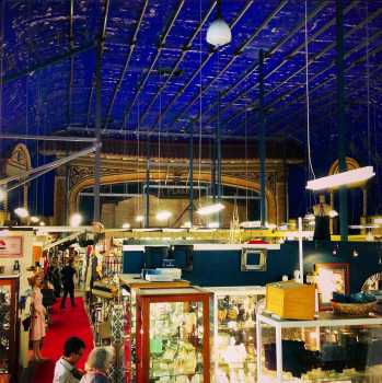 Plaza Theatre: Antique market inside Auditorium