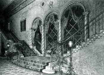Mezzabine lobby, courtesy Cinema Treasures user <i>dallasmovietheaters</i> (JPG)