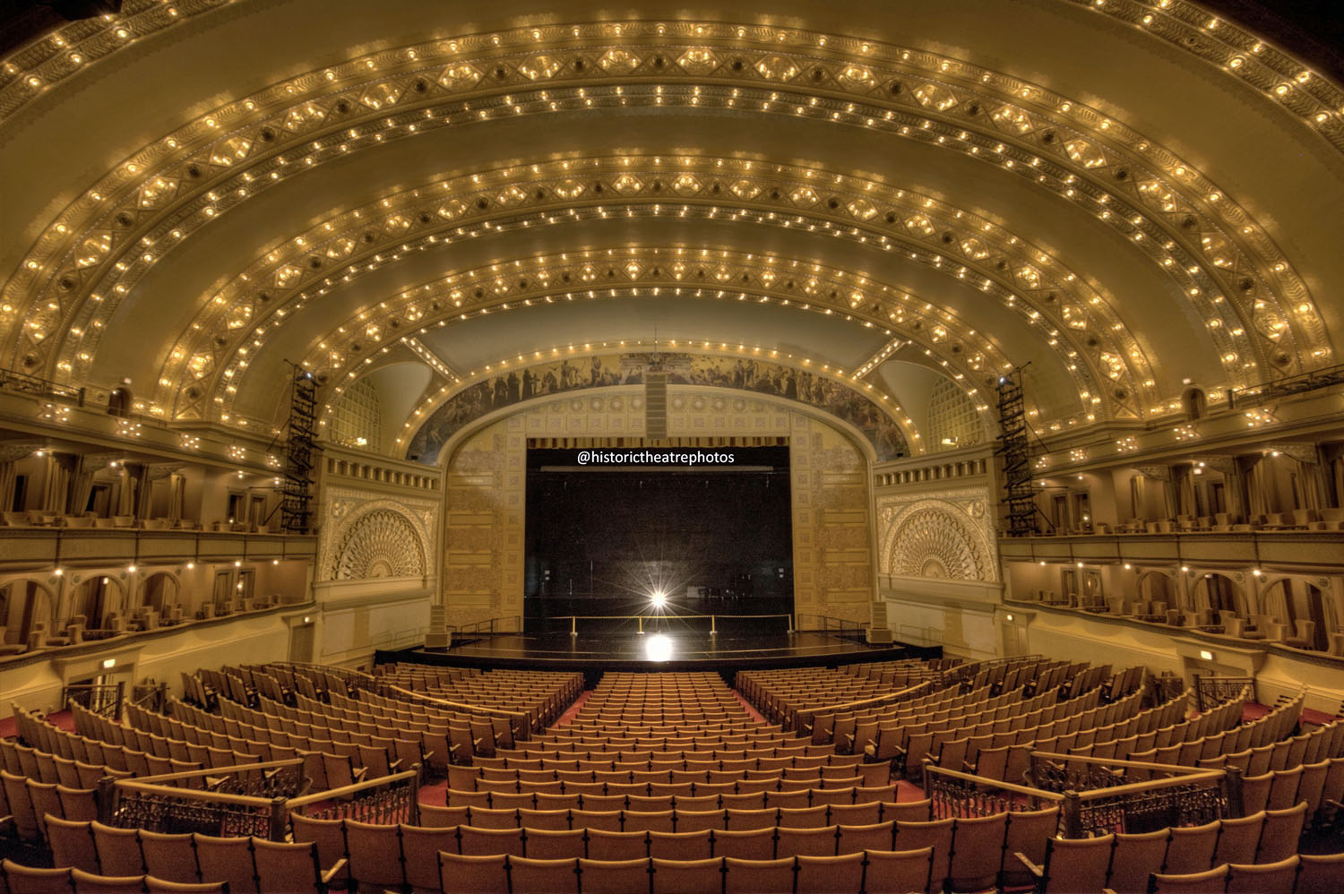 Theatre in use. Метрополитен-опера театр в США. Метрополитен опера в Нью-Йорке. Аудиториум в Чикаго. Метрополитен театр Нью-Йорк.