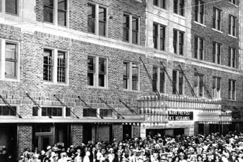 Crowds gather for the opening night on 4th June 1926