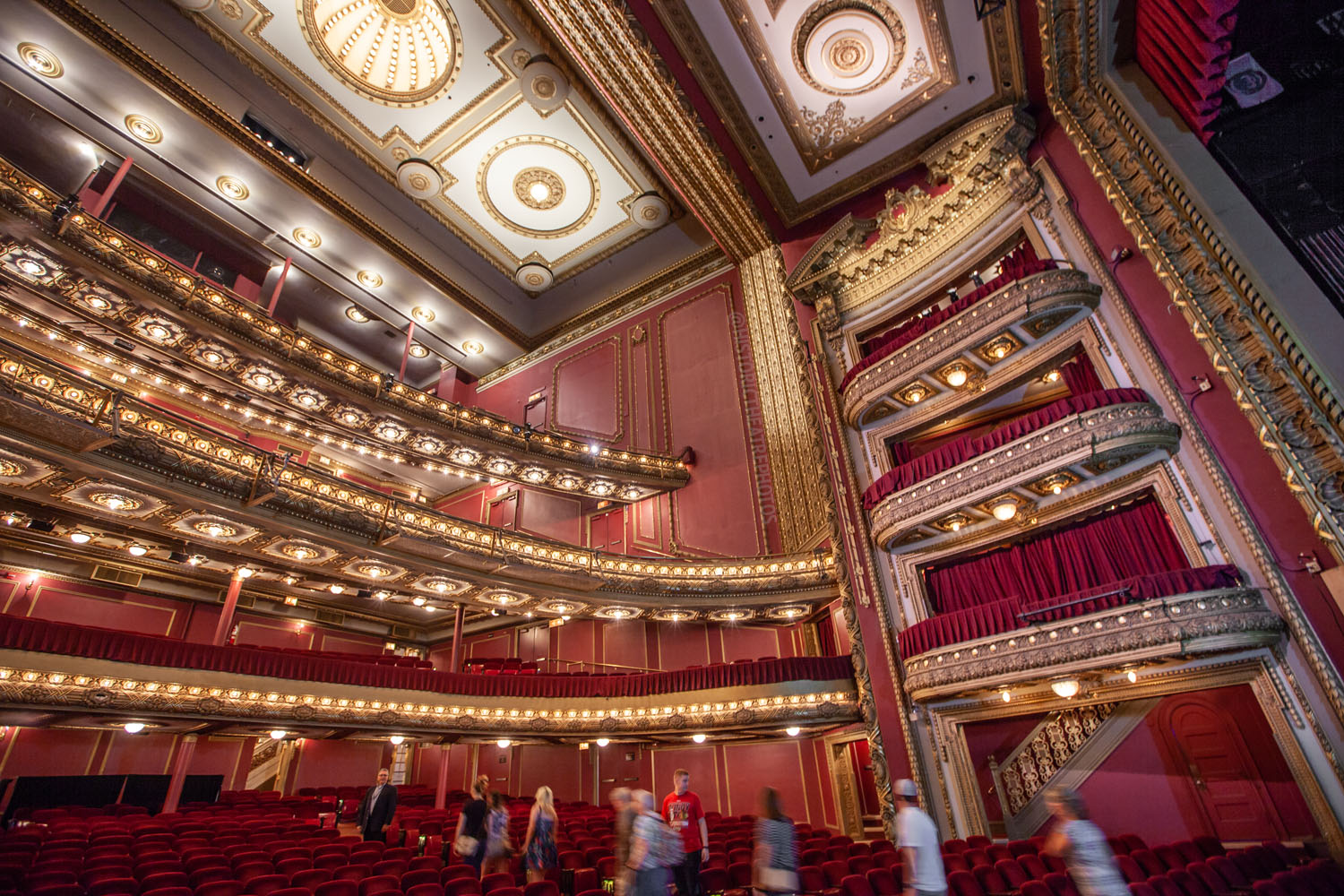 Перевести theatre