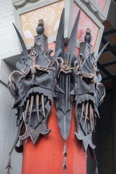 TCL Chinese Theatre, Hollywood: Masks atop pillar