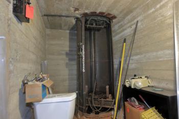 Earl Carroll Theatre, Hollywood: Performer Lift Room