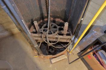 Earl Carroll Theatre, Hollywood, Los Angeles: Hollywood: Single person screwjack elevator (interior base)