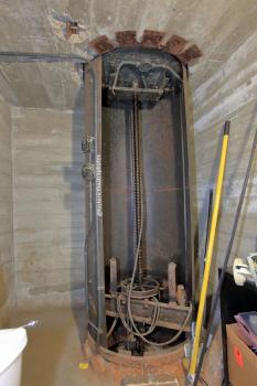 Earl Carroll Theatre, Hollywood: Single person screwjack elevator