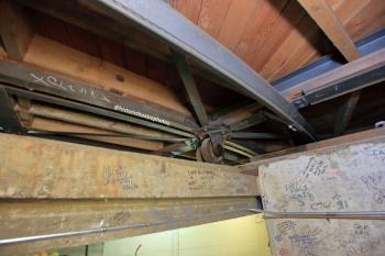 Earl Carroll Theatre, Hollywood: Underneath outer revolve tracks