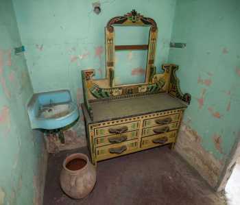 Egyptian Theatre, Hollywood: Dresser in Dressing Rooms