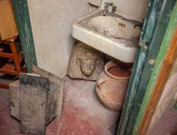 Egyptian Theatre, Hollywood, Los Angeles: Hollywood: Dressing Room Toilet and Wash Basin