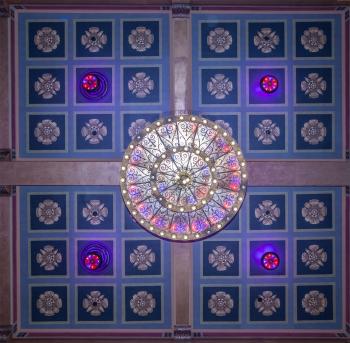 Fox Theatre, Fullerton: Chandelier and restored ceiling from below