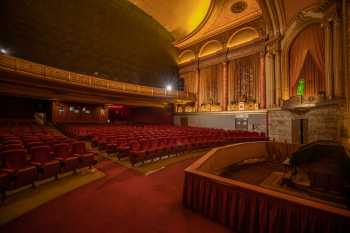 Grand Lake Theatre, Oakland: Auditorium from front