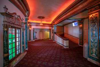 Grand Lake Theatre, Oakland: Balcony Lobby