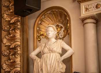 Lyceum Theatre, Sheffield, United Kingdom: outside London: Statue at House Right