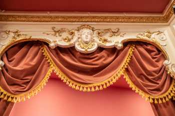 Lyceum Theatre, Sheffield, United Kingdom: outside London: Decoration above Box