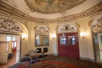 Lyceum Theatre, Sheffield, United Kingdom: outside London: Main Entrance Lobby from Vestibule