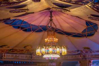 Missouri Theater, St. Joseph, American Midwest (outside Chicago): Chandelier Closeup