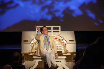Orpheum Theatre, Los Angeles, Los Angeles: Downtown: Edward Torres at the console of the Mighty Wurlitzer