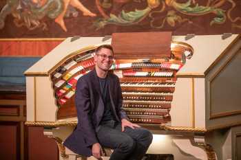 Pasadena Civic Auditorium: Organist Mark Herman at the console