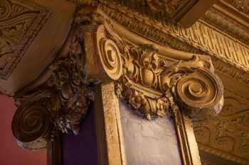 Riviera Theatre, Chicago: Pillar Closeup