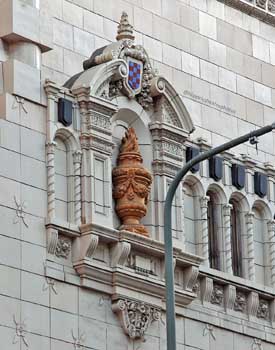 Tower Theatre, Los Angeles: Niche with urn, in Broadway façade