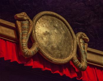 Vista Theatre, Los Feliz: Egyptian sun disc flanked by a pair of Uraeuses