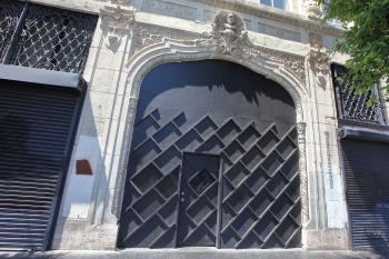 Warner Hollywood, Los Angeles: Hollywood: Boarded-up main entrance on Hollywood Blvd