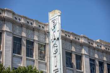 Warner Hollywood, Los Angeles: Vertical Sign Closeup