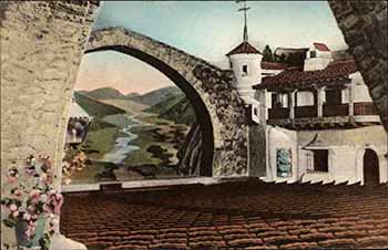 The original “bridge” proscenium arch, 50ft wide and 30ft high